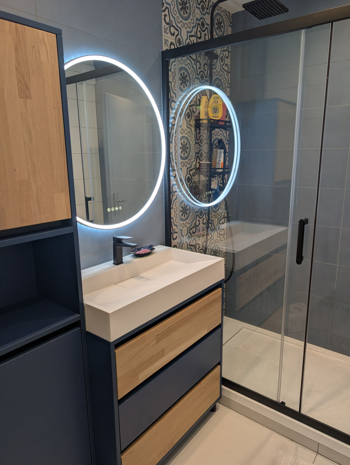 Meuble de salle de bain bleu et chêne